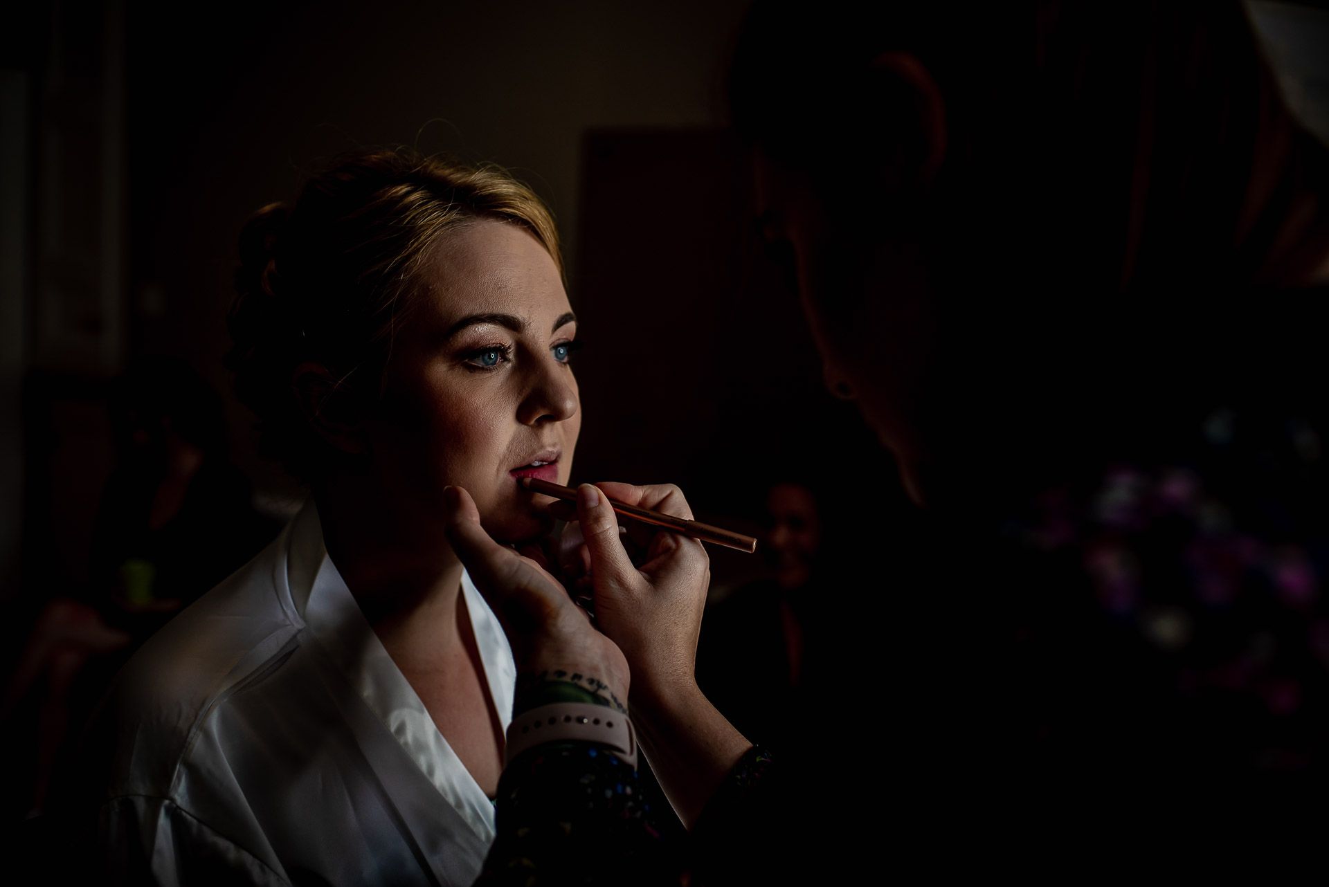 Leah getting ready on the morning of her wedding at Emmanuel College in Cambridge - Photo taken by Damien Vickers Photography