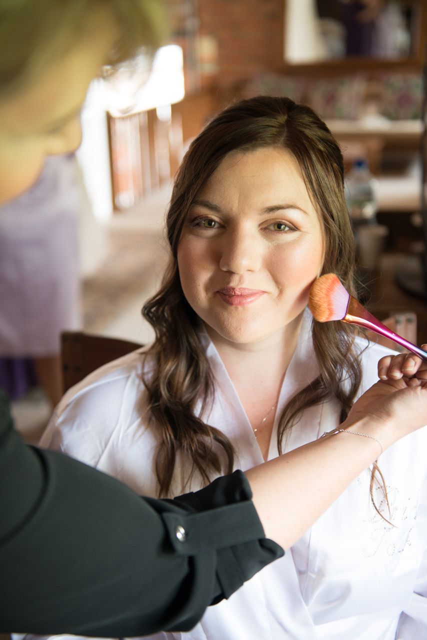 Kelly having her make up applied in the honeymoon suite of Wasing Park. Photo thanks to Zoe Warboys Photography.